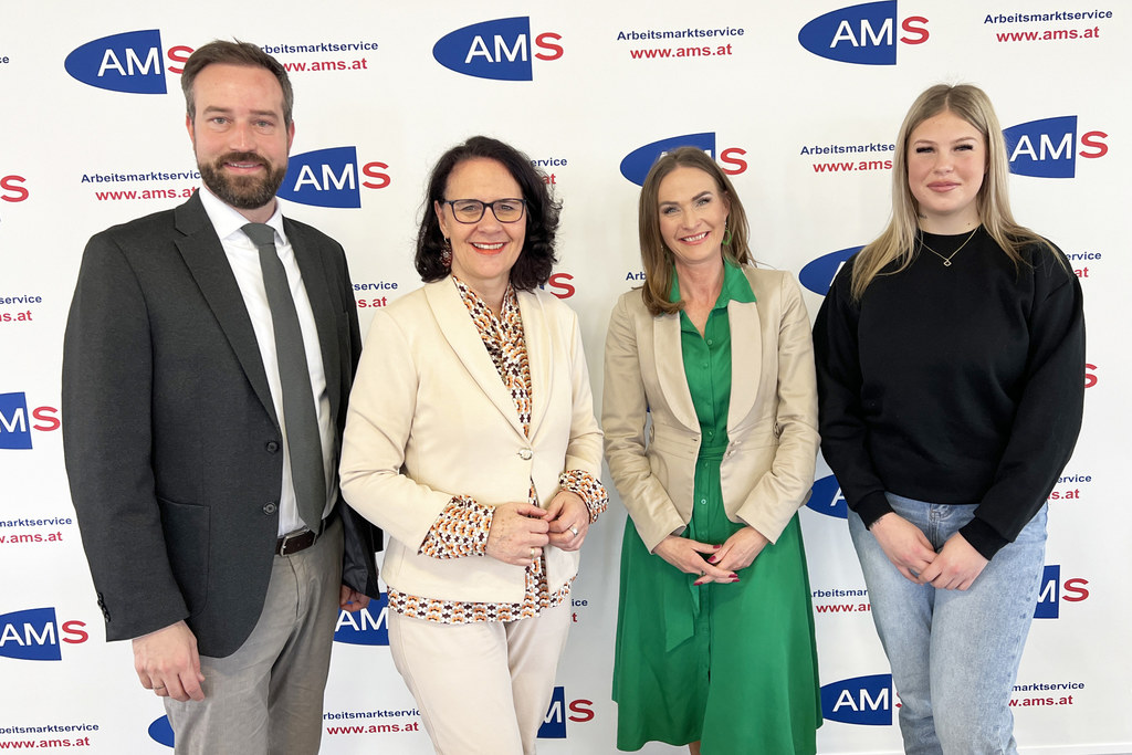 Mit Beratung gegen Ungleichheit von Frauen auf dem Arbeitsmarkt. LH-Stv. Stefan Schnöll, LR Daniela Gutschi, AMS-Landesgeschäftsführerin Jacqueline Beyer mit Lehrling Emma-Lina Kranzinger, die vom youngFBZ begleitet wurde.